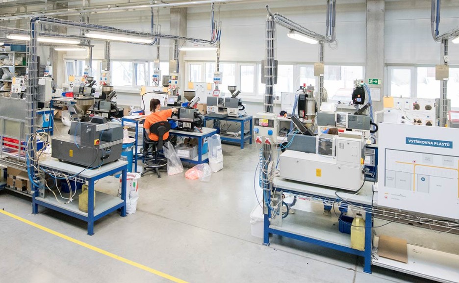 Vstřikovna plastů (zdroj: web CECHO - BOHUMIL CEMPÍREK s.r.o.)